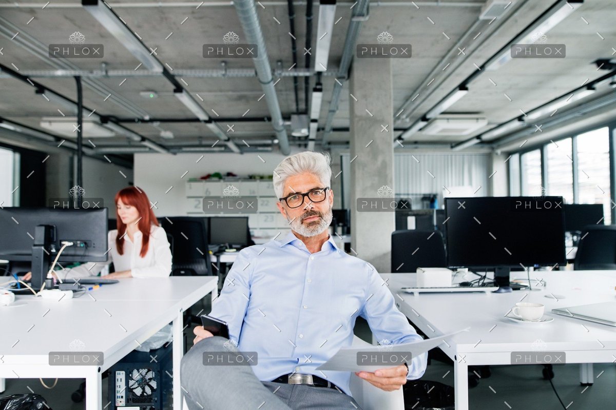 demo attachment 35 two business people in the office working psuqy8t
